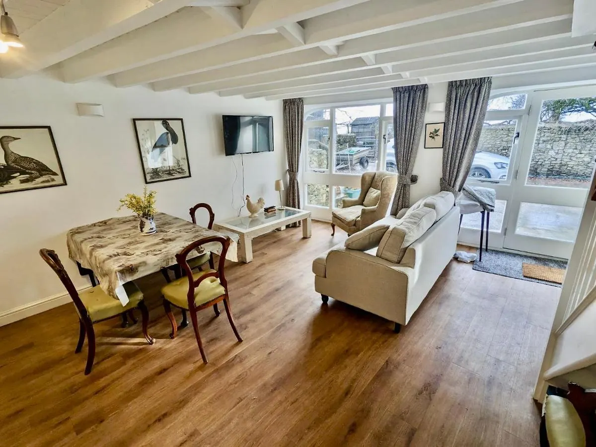 Apartment 2 Stable Cottage, Llanbethery Llancarfan